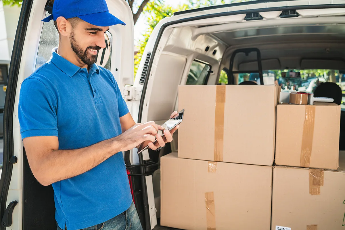 Chauffeur livreur consultant ses missions sur mobile — application mobile chauffeur livreur