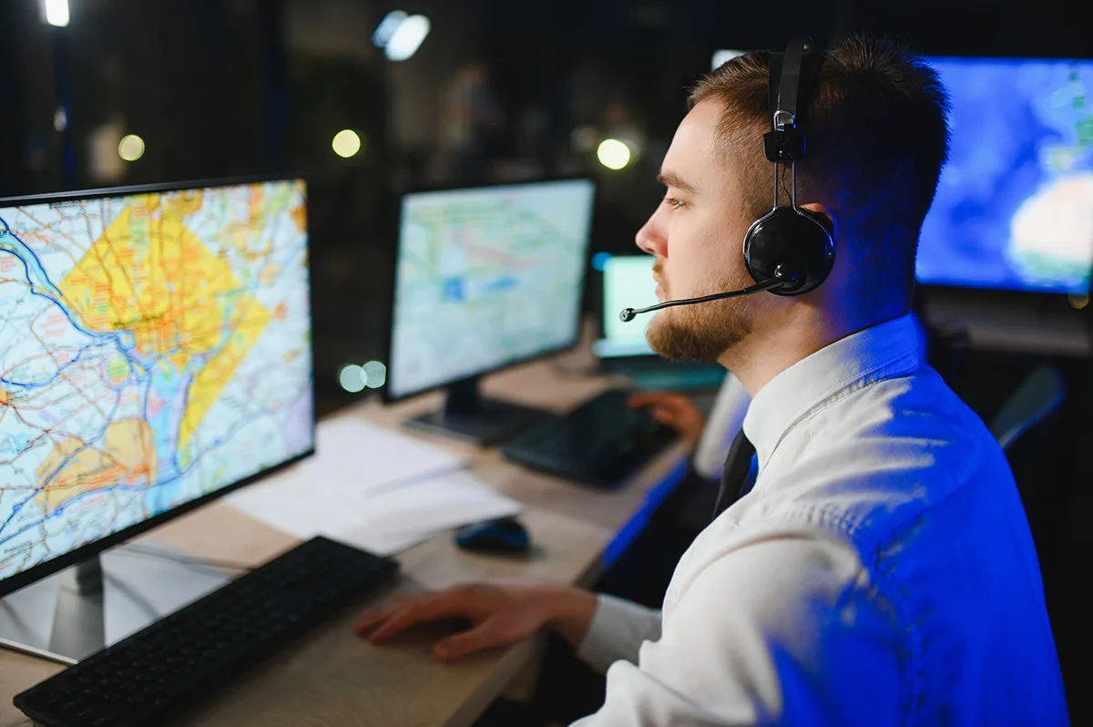 Dispatcher affectant les courses sur carte — logiciel de dispatch transport express