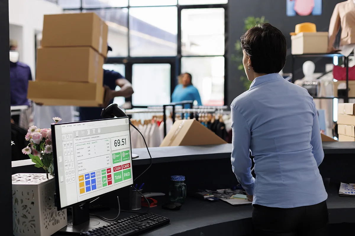 Livraison B2B en point de vente — remise de colis à un commerce