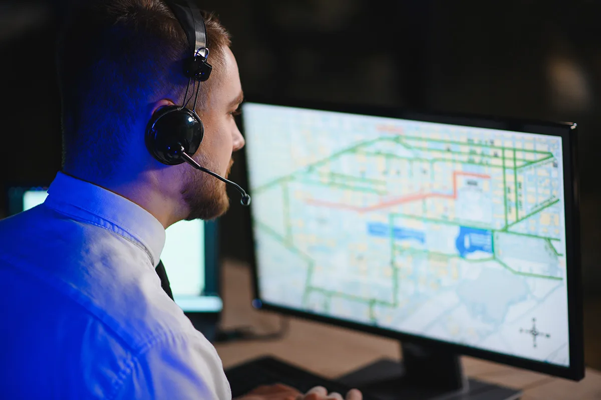 Dispatcher suivant la carte des livreurs en temps réel — logiciel de suivi des livreurs