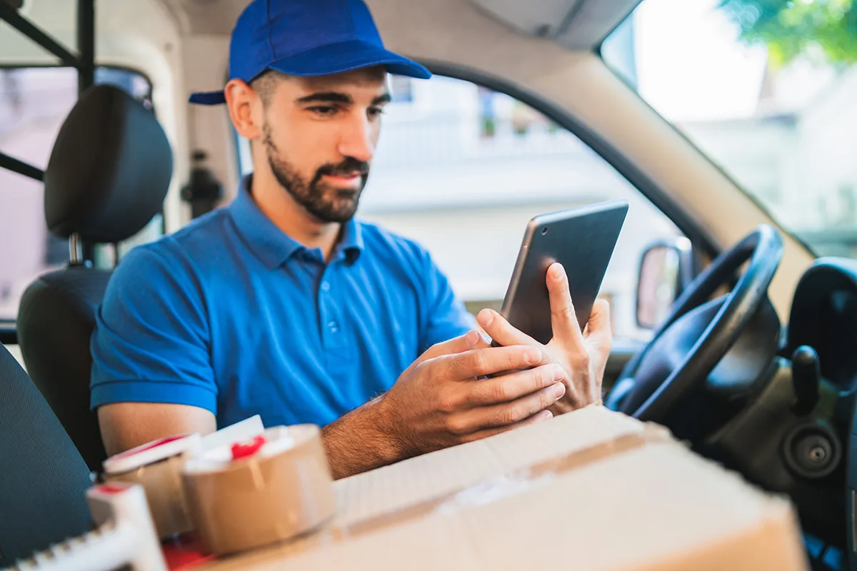 Chauffeur-livreur avec tablette de navigation — transport express à Grenoble