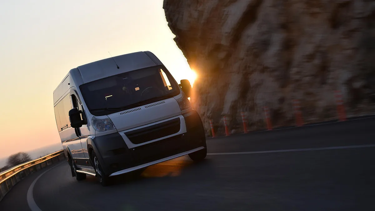 Fourgon de livraison sur route méditerranéenne — logiciel de transport express à Marseille
