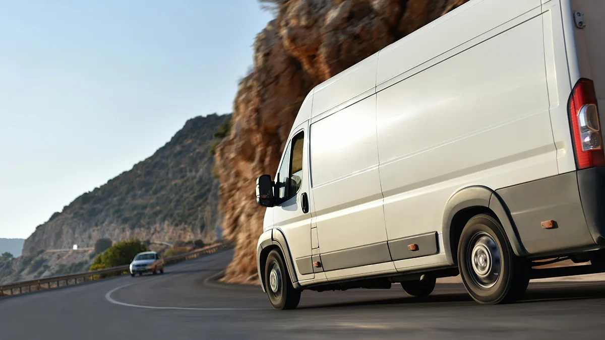 Camionnette entre mer et montagne — logiciel de transport express à Nice