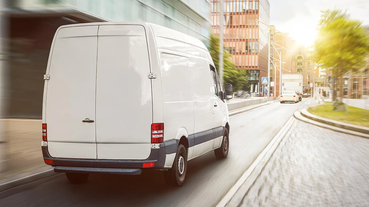 Camionnette de livraison dans le trafic urbain — logiciel de transport express à Paris