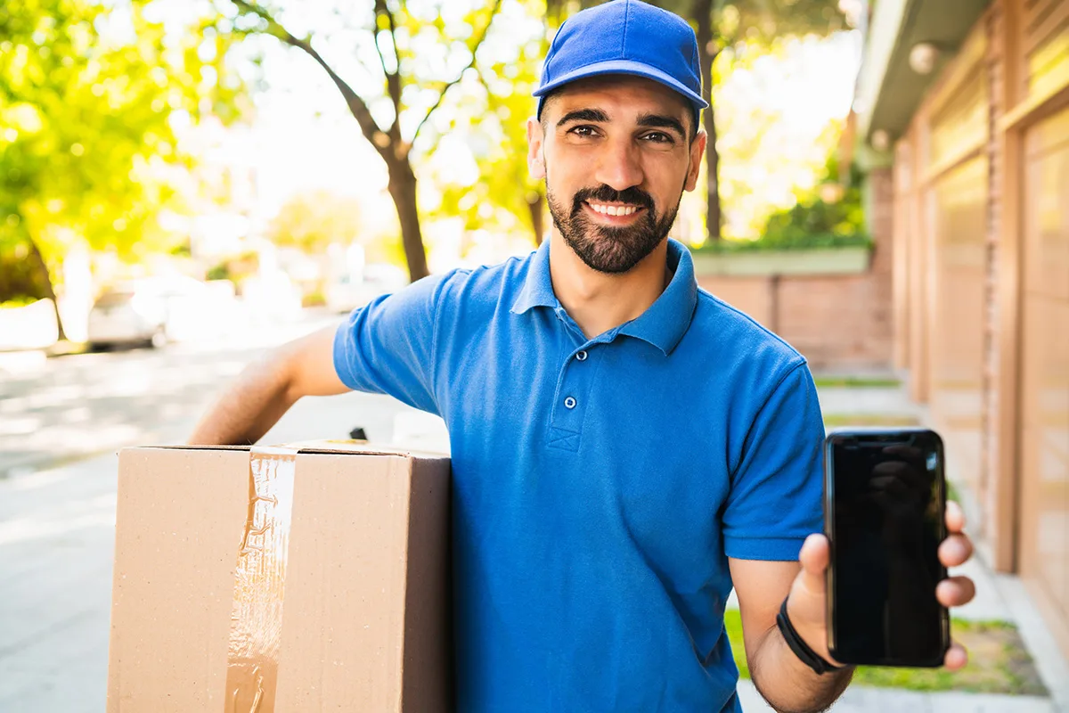 Coursier avec colis et téléphone — transport express à Rennes