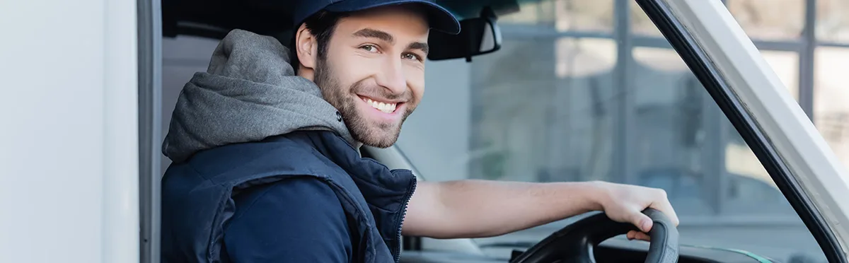 Chauffeur au volant de son utilitaire — logiciel de transport express à Toulouse