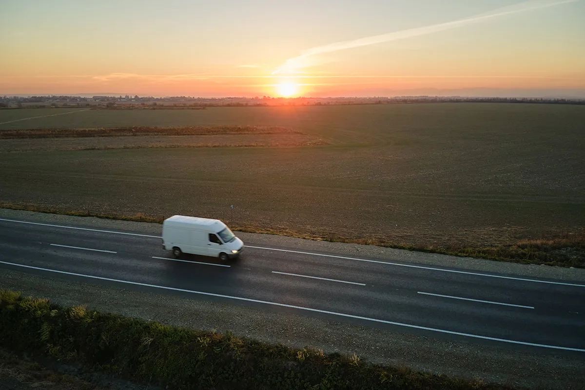 Camionnette de livraison en mouvement vue du ciel — optimisation des tournées de livraison